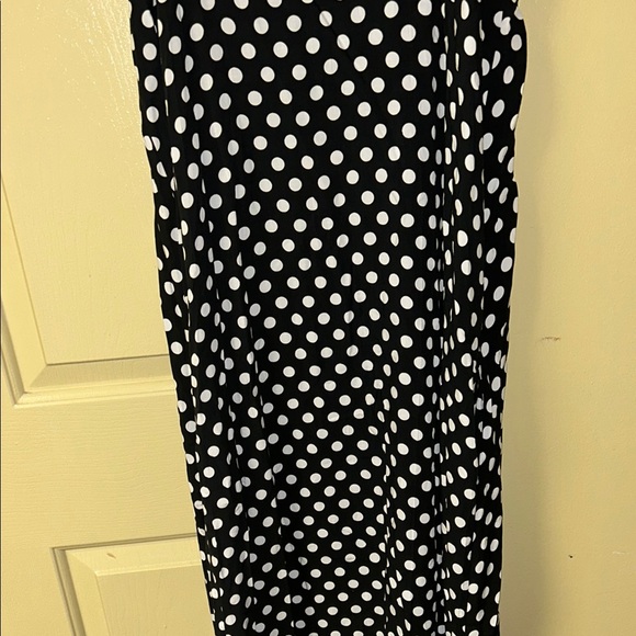 Black and White Sleeveless Maxi Dress with Ruffle Hem and V-Neckline - Picture 4 of 12